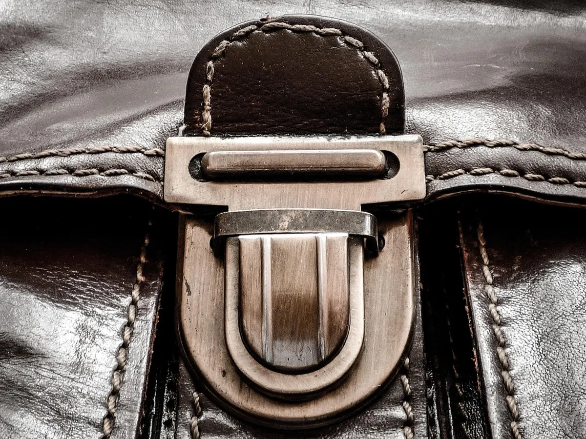 Real Leather vs Vegan Leather Accessories: Which Ages Better?